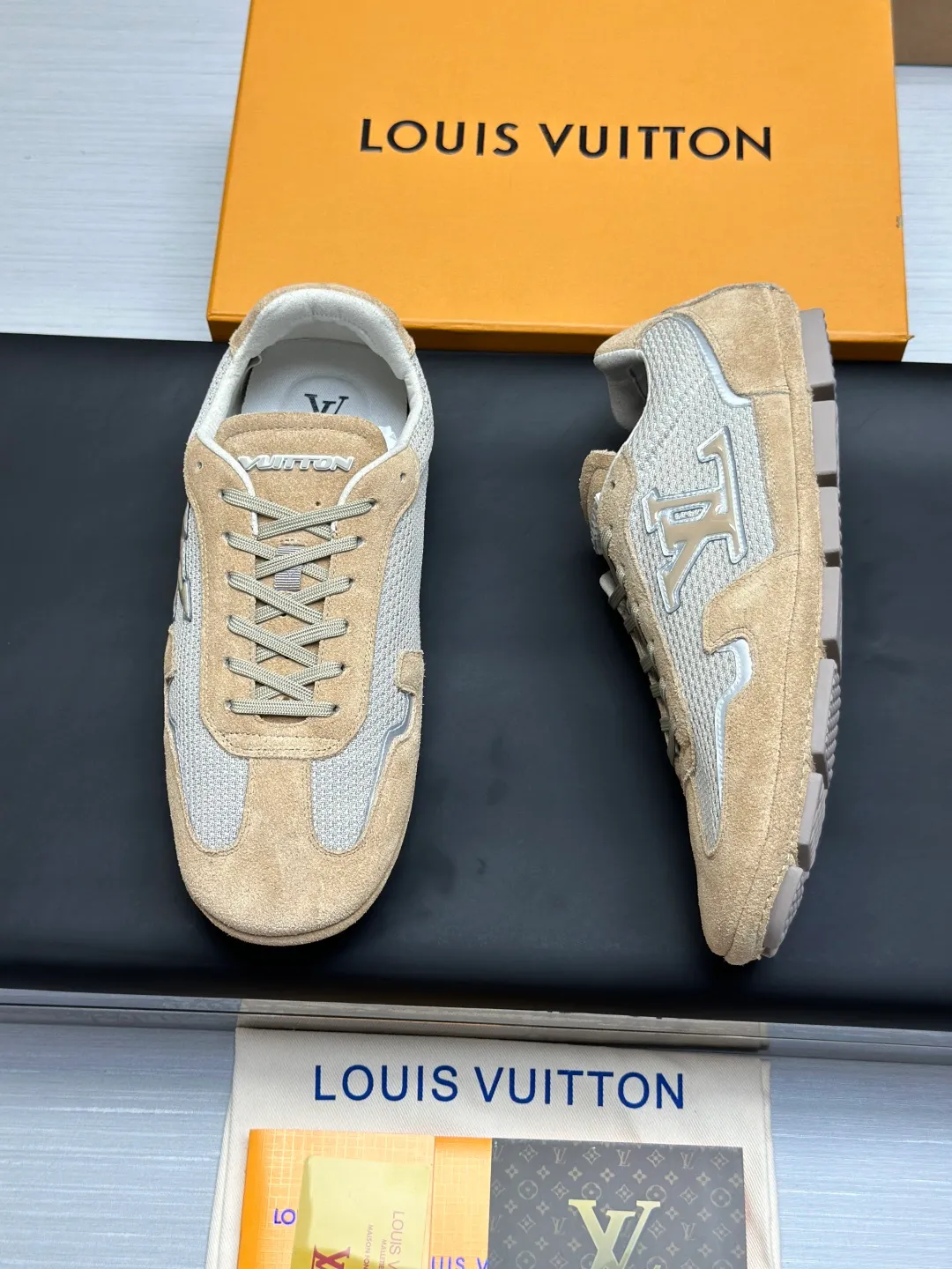 👟👟Ex-factory price 680👟👟 (Top version fully packaged) LV Louis Vuitton L Family Donkey Brand Latest Rally Series Mesh Casual Sports Shoes Doudou Shoes Original purchase, development and production This LV Rally sports shoe is made of suede cow leather and mesh fabric, and a rubber pad outsole is incorporated into the driving shoe configuration, making it a modern choice that is both comfortable and light. The LV letters on the side, the handwritten Louis Vuitton logo on the rear, and the Vuitton logo on the tongue and outsole jointly brand the brand mark. Exquisite packaging at the delivery counter🛍📦 ▪️Fabric: Original customized imported mesh + cowhide ▪️Inner lining: Original customized breathable mesh lining ▪️Outsole: Original molded anti-slip rubber material ▪️Sole thickness: 2CM ▪️Size: Men's 39-45